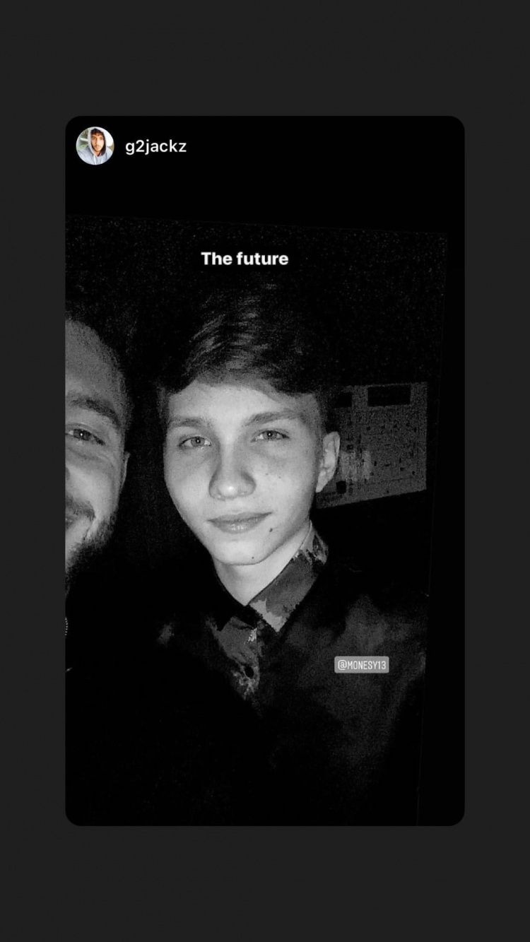 更因为他背 更因为他背